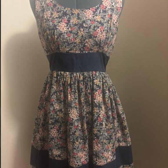 Vintage-Inspired Floral Fit & Flare Dress – Size M - Picture 5 of 6